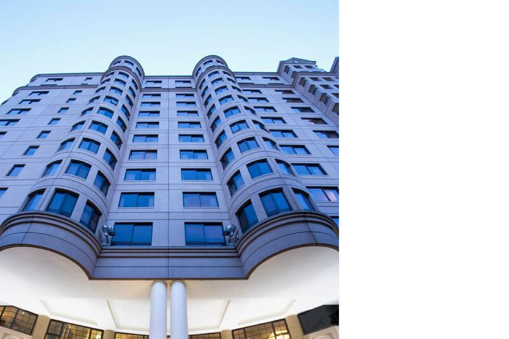 Hotel Stamford Grand Adelaide à Glenelg Extérieur photo The photo shows a modern building with a distinct architectural design. The structure has multiple stories, featuring a series of rounded balconies and large windows that provide a sleek, contemporary look. The entrance is highlighted by a canopy sup